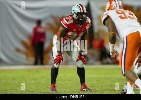 Giardini di Miami, FL, Stati Uniti d'America. 3 gennaio, 2014. Ohio State Buckeyes running back Carlos Hyde (34) linee nel campo indietro come Clemson Tigers difensivo fine Corey Crawford (93) attende la snap durante il Discover Orange Bowl tra la Clemson Tigers e la Ohio State Buckeyes presso Sun Life Stadium. Clemson beat Ohio State 40-35. Credito: csm/Alamy Live News Foto Stock
