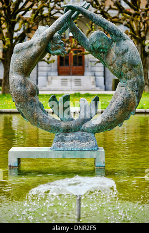 La scultura e la fontana davanti all'ingresso principale del Muensingen Ospedale Psichiatrico di Muensingen, Berna, Svizzera. Foto Stock