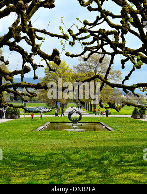 La scultura e la fontana davanti all'ingresso principale del Muensingen Ospedale Psichiatrico di Muensingen, Berna, Svizzera. Foto Stock