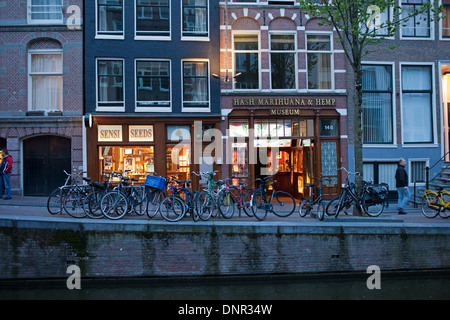 Hash Marihuana & Hemp Museum di Amsterdam di notte su Oudezijds Achterburgwal 148, Holland, Paesi Bassi. Foto Stock