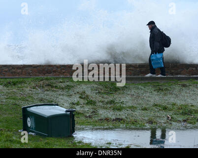 Cobo Bay, Guernsey. 4 gennaio, 2013. I forti venti e dieci metri di alta marea coincidono per provocare il caos e le chiusure della strada. Parti della costa occidentale sono stati impraticabile a causa di inondazioni e rocce che sono state lanciate dalla forte mari disseminato di parti di strade. © Robert Smith/Alamy Foto Stock