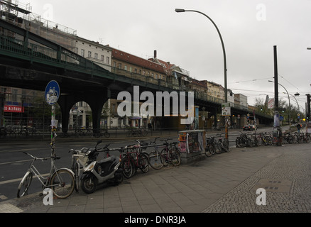 Cielo grigio visualizza marciapiede ringhiere scooter, biciclette, ad elevato U-Bahn ferrovia, Schonhauser Allee a Kastanienallee, Berlino Foto Stock