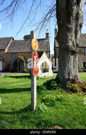 Sentiero pubblico & Bledisloe Cup ' vincitore del miglior conservati Village' segni in Lower Slaughter, Gloucestershire, Inghilterra. Foto Stock