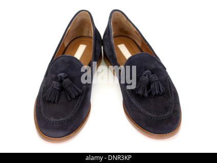 Coppia di scarpe blu scamosciate su uno sfondo bianco. Foto Stock