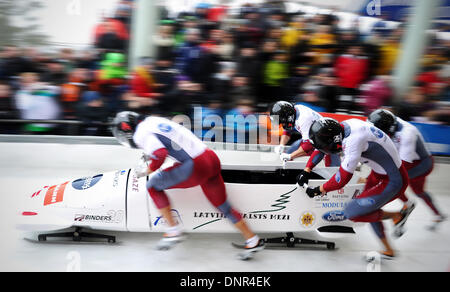 Winterberg, Germania. 04 gen 2014. La lettonia a quattro-person team Oskars Melbardis, Daumants Dreiskens, Arvis Vilkaste e Janis Strenga competere durante le gare di bob di Coppa del Mondo a Winterberg, Germania, 04 gennaio 2014. Foto: JAN-PHILIPP STROBEL/dpa/Alamy Live News Foto Stock