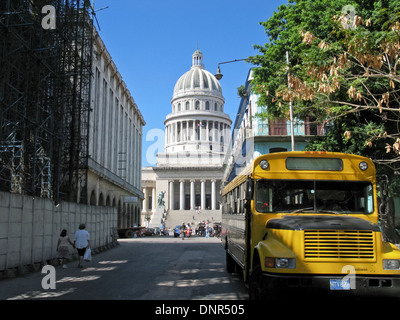 Strada che conduce a 'Capitolio' a l'Avana, Cuba Foto Stock