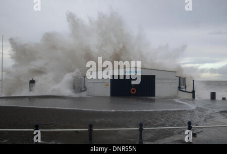 Più grandi onde hit Aberystwyth promenade di alta marea, continuando a eseguire delle condizioni meteorologiche estreme per colpire la città costiera e il Regno Unito Foto Stock