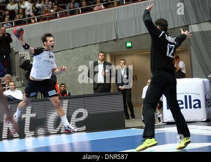 Dortmund, Germania. 03 gen 2014. La Germania Uwe Gensheimer (L) in azione nei confronti dell'Austria Nikola Marinovic (R) durante il Torneo Quattro Nazioni pallamano match tra Germania e Austria a Westfalenhalle di Dortmund in Germania, 03 gennaio 2014. Foto: FRISO GENTSCH/dpa/Alamy Live News Foto Stock