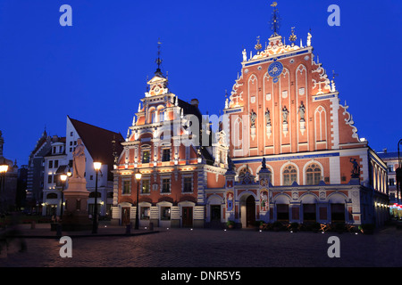 Casa delle Teste Nere presso la piazza del Municipio di notte, Riga, Lettonia Foto Stock