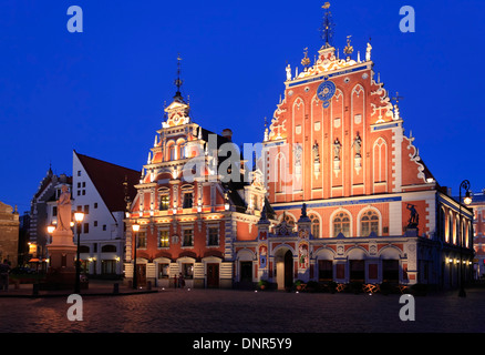 Casa delle Teste Nere presso la piazza del Municipio di notte, Riga, Lettonia Foto Stock