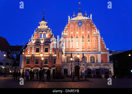 Casa delle Teste Nere presso la piazza del Municipio di notte, Riga, Lettonia Foto Stock