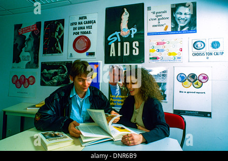 Parigi, Francia, francese AIDS crisi sanitaria Pubblicità Campagna di prevenzione HIV Vintage Posters on Wall in N.G.O. Ufficio, i PRESEPI (Benoit Felix), AIDS 1990s Foto Stock