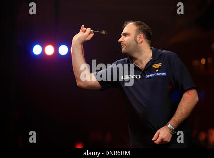 Frimley verde, Surrey, Regno Unito . 04 gen 2014. Il campione in carica Scott Waites riproduce i compagni di attore inglese Alan Norris nel primo round a BDO freccette campionato, Lakeside, Frimley verde, Surrey. © Joanne Roberts/Alamy Live News Credito: Joanne Roberts/Alamy Live News Foto Stock