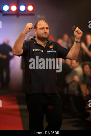 Frimley verde, Surrey, Regno Unito . 04 gen 2014. Il campione in carica Scott Waites riproduce i compagni di attore inglese Alan Norris nel primo round a BDO freccette campionato, Lakeside, Frimley verde, Surrey. © Joanne Roberts/Alamy Live News Credito: Joanne Roberts/Alamy Live News Foto Stock