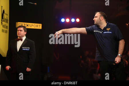 Frimley verde, Surrey, Regno Unito . 04 gen 2014. Il campione in carica Scott Waites riproduce i compagni di attore inglese Alan Norris nel primo round a BDO freccette campionato, Lakeside, Frimley verde, Surrey. © Joanne Roberts/Alamy Live News Credito: Joanne Roberts/Alamy Live News Foto Stock