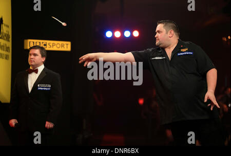 Frimley verde, Surrey, Regno Unito . 04 gen 2014. Il campione in carica Scott Waites riproduce i compagni di attore inglese Alan Norris nel primo round a BDO freccette campionato, Lakeside, Frimley verde, Surrey. © Joanne Roberts/Alamy Live News Credito: Joanne Roberts/Alamy Live News Foto Stock