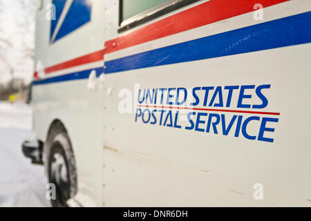 Merrick, New York, Stati Uniti Il 3 gennaio 2014. Un Servizio Postale degli Stati Uniti USPS carrello e gestore di posta recapitare la posta come una pericolosa Deep Freeze si assesta dopo un blizzard oggetto di dumping 6-12 cm di neve su Long Island. Il range di temperatura è 13 a 18 gradi Fahrenheit (-11° a -8° Celsius), con presenza di raffiche di vento fino a 45 km/h. Wind chill fattori la rendono tra 5° F a -10° F (-15° a -23° C), con un record di bassi previsto in notturna. Credito: Ann e Parry/Alamy Live News Foto Stock