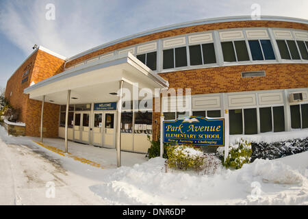 Merrick, New York, Stati Uniti Il 3 gennaio 2014. Park Avenue e la scuola elementare è uno dei centinaia di Long Island scuole chiuse come una pericolosa Deep Freeze si assesta dopo un blizzard oggetto di dumping 6-12 cm di neve su Long Island. Il range di temperatura è 13 a 18 gradi Fahrenheit (-11° a -8° Celsius), con presenza di raffiche di vento fino a 45 km/h. Wind chill fattori la rendono tra 5° F a -10° F (-15° a -23° C), con un record di bassi previsto in notturna. Credito: Ann e Parry/Alamy Live News Foto Stock