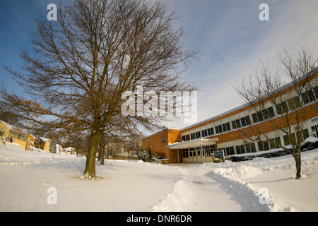 Merrick, New York, Stati Uniti Il 3 gennaio 2014. Park Avenue e la scuola elementare è uno dei centinaia di Long Island scuole chiuse come una pericolosa Deep Freeze si assesta dopo un blizzard oggetto di dumping 6-12 cm di neve su Long Island. Il range di temperatura è 13 a 18 gradi Fahrenheit (-11° a -8° Celsius), con presenza di raffiche di vento fino a 45 km/h. Wind chill fattori la rendono tra 5° F a -10° F (-15° a -23° C), con un record di bassi previsto in notturna. Credito: Ann e Parry/Alamy Live News Foto Stock