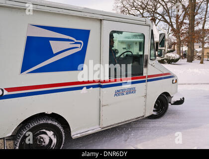 Merrick, New York, Stati Uniti Il 3 gennaio 2014. Un Servizio Postale degli Stati Uniti USPS carrello e gestore di posta recapitare la posta come una pericolosa Deep Freeze si assesta dopo un blizzard oggetto di dumping 6-12 cm di neve su Long Island. Il range di temperatura è 13 a 18 gradi Fahrenheit (-11° a -8° Celsius), con presenza di raffiche di vento fino a 45 km/h. Wind chill fattori la rendono tra 5° F a -10° F (-15° a -23° C), con un record di bassi previsto in notturna. Credito: Ann e Parry/Alamy Live News Foto Stock