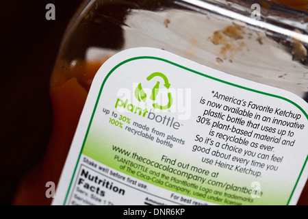 Informazioni su una bottiglia di ketchup Heinz mostra che è parzialmente costituito da materiale vegetale. Foto Stock