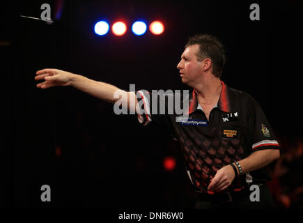 Frimley verde, Surrey, Regno Unito . 04 gen 2014. Nuovo arrivato, David Cameron (Canada) svolge Martin Adams (Ita) il loro match di primo turno al BDO freccette campionato, Lakeside, Frimley verde, Surrey. © Joanne Roberts/Alamy Live News Credito: Joanne Roberts/Alamy Live News Foto Stock