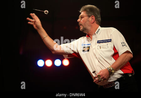 Frimley verde, Surrey, Regno Unito . 04 gen 2014. Nuovo arrivato, David Cameron (Canada) svolge Martin Adams (Ita) il loro match di primo turno al BDO freccette campionato, Lakeside, Frimley verde, Surrey. © Joanne Roberts/Alamy Live News Credito: Joanne Roberts/Alamy Live News Foto Stock