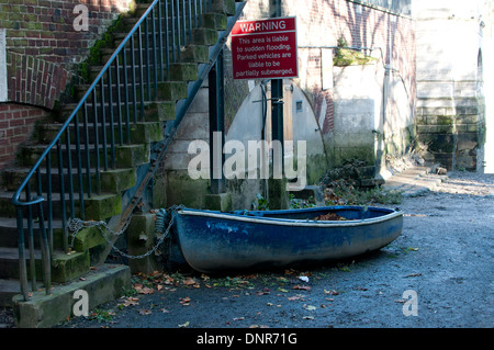 Imbarcazione attraccata a bassa marea sul fiume Tamigi Foto Stock