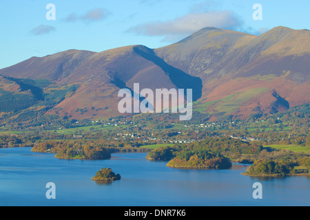 Skiddaw montagna sopra Derwent Water Parco Nazionale del Distretto dei Laghi Cumbria Inghilterra England Regno Unito Gran Bretagna Foto Stock