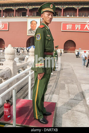 Pechino, Cina. Xvi oct, 2006. Un poliziotto di popolazioni cinesi forza di polizia armata (CAPF) sul dazio sul Ponte Imperiale. Una volta utilizzato solo da imperatori, che conduce alla piazza Tiananmen Porta della Pace Celeste all'ingresso della città imperiale di Pechino, il famoso ritratto iconica del compianto Presidente Mao Zedong appeso sopra il tunnel di ingresso. Una forza paramilitare fare soprattutto con ordine civile, la guardia CAPF edifici governativi, forniscono la protezione per gli alti funzionari del governo, fornire funzioni di sicurezza in occasione di manifestazioni pubbliche e rispondere ai tumulti, attacchi terroristici o altri emerg Foto Stock