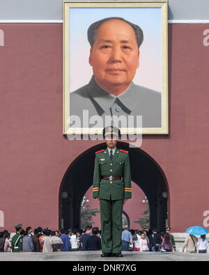 Pechino, Cina. Xvi oct, 2006. Un poliziotto di popolazioni cinesi forza di polizia armata (CAPF) sul dazio sul Ponte Imperiale. Una volta utilizzato solo da imperatori, che conduce alla piazza Tiananmen Porta della Pace Celeste all'ingresso della città imperiale di Pechino, il famoso ritratto iconica del compianto Presidente Mao Zedong appeso sopra il tunnel di ingresso. Una forza paramilitare fare soprattutto con ordine civile, la guardia CAPF edifici governativi, forniscono la protezione per gli alti funzionari del governo, fornire funzioni di sicurezza in occasione di manifestazioni pubbliche e rispondere ai tumulti, attacchi terroristici o altri emerg Foto Stock