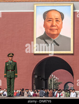 Pechino, Cina. Xvi oct, 2006. Un poliziotto di popolazioni cinesi forza di polizia armata (CAPF) sul dazio sul Ponte Imperiale. Una volta utilizzato solo da imperatori, che conduce alla piazza Tiananmen Porta della Pace Celeste all'ingresso della città imperiale di Pechino, il famoso ritratto iconica del compianto Presidente Mao Zedong appeso sopra il tunnel di ingresso. Una forza paramilitare fare soprattutto con ordine civile, la guardia CAPF edifici governativi, forniscono la protezione per gli alti funzionari del governo, fornire funzioni di sicurezza in occasione di manifestazioni pubbliche e rispondere ai tumulti, attacchi terroristici o altri emerg Foto Stock