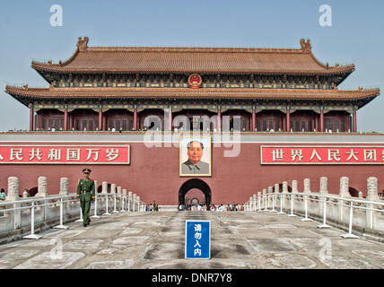 Pechino, Cina. Xvi oct, 2006. Un poliziotto di popolazioni cinesi forza di polizia armata (CAPF) sul dazio sul Ponte Imperiale. Una volta utilizzato solo da imperatori, che conduce alla piazza Tiananmen Porta della Pace Celeste all'ingresso della città imperiale di Pechino, il famoso ritratto iconica del compianto Presidente Mao Zedong appeso sopra il tunnel di ingresso. Una forza paramilitare fare soprattutto con ordine civile, la guardia CAPF edifici governativi, forniscono la protezione per gli alti funzionari del governo, fornire funzioni di sicurezza in occasione di manifestazioni pubbliche e rispondere ai tumulti, attacchi terroristici o altri emerg Foto Stock