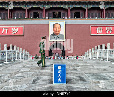 Pechino, Cina. Xvi oct, 2006. Un poliziotto di popolazioni cinesi forza di polizia armata (CAPF) sul dazio sul Ponte Imperiale. Una volta utilizzato solo da imperatori, che conduce alla piazza Tiananmen Porta della Pace Celeste all'ingresso della città imperiale di Pechino, il famoso ritratto iconica del compianto Presidente Mao Zedong appeso sopra il tunnel di ingresso. Una forza paramilitare fare soprattutto con ordine civile, la guardia CAPF edifici governativi, forniscono la protezione per gli alti funzionari del governo, fornire funzioni di sicurezza in occasione di manifestazioni pubbliche e rispondere ai tumulti, attacchi terroristici o altri emerg Foto Stock