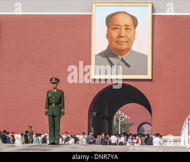 Pechino, Cina. Xvi oct, 2006. Un poliziotto di popolazioni cinesi forza di polizia armata (CAPF) sul dazio sul Ponte Imperiale. Una volta utilizzato solo da imperatori, che conduce alla piazza Tiananmen Porta della Pace Celeste all'ingresso della città imperiale di Pechino, il famoso ritratto iconica del compianto Presidente Mao Zedong appeso sopra il tunnel di ingresso. Una forza paramilitare fare soprattutto con ordine civile, la guardia CAPF edifici governativi, forniscono la protezione per gli alti funzionari del governo, fornire funzioni di sicurezza in occasione di manifestazioni pubbliche e rispondere ai tumulti, attacchi terroristici o altri emerg Foto Stock