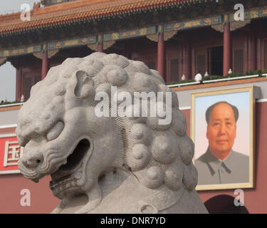 Pechino, Cina. Xvi oct, 2006. Un scolpito Ming leone di pietra dal suo passato imperiale le protezioni di Tiananmen la Porta della Pace Celeste all'ingresso della città imperiale di Pechino, giustapposti con il celebre ritratto iconica del compianto Presidente Mao Zedong che sovrasta il tunnel di ingresso. © Arnold Drapkin/ZUMAPRESS.com/Alamy Live News Foto Stock