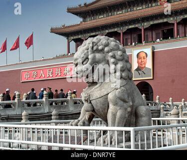 Pechino, Cina. Xvi oct, 2006. Un scolpito Ming leone di pietra dal suo passato imperiale le protezioni di Tiananmen la Porta della Pace Celeste all'ingresso della città imperiale di Pechino, giustapposti con il celebre ritratto iconica del compianto Presidente Mao Zedong che sovrasta il tunnel di ingresso. A sinistra, i turisti attraversare il Ponte Imperiale, una volta usato solo da imperatori. © Arnold Drapkin/ZUMAPRESS.com/Alamy Live News Foto Stock