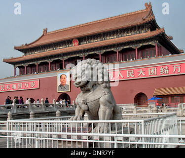 Pechino, Cina. Xvi oct, 2006. Un scolpito Ming leone di pietra dal suo passato imperiale le protezioni di Tiananmen la Porta della Pace Celeste all'ingresso della città imperiale di Pechino, giustapposti con il celebre ritratto iconica del compianto Presidente Mao Zedong che sovrasta il tunnel di ingresso. A sinistra, i turisti attraversare il Ponte Imperiale, una volta usato solo da imperatori. © Arnold Drapkin/ZUMAPRESS.com/Alamy Live News Foto Stock