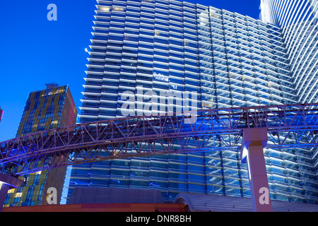 Tempo di notte / sera colpo di tram / monorotaia collega l'Aria Hotel & Casino di Las Vegas con i cristalli shopping mall Foto Stock