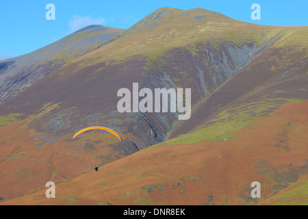 Parapendio soring sotto Skiddaw Mountain Lake District National Park Cumbria Inghilterra England Regno Unito Gran Bretagna Foto Stock