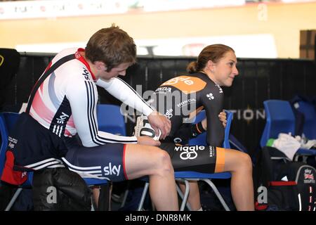 Manchester, Regno Unito. 4 gennaio 2014. Serie di rivoluzione ciclismo su pista Round 3. Jason Kenny pinning su Laura Trott il numero di gara prima della donna punto credito gara: stili di Neville/Alamy Live News Foto Stock