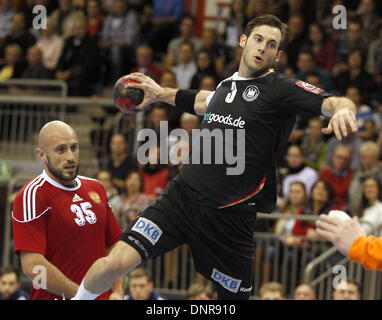 Krefeld, Germania. 04 gen 2014. La Germania Uwe Gensheimer (R) in azione contro la Russia Konstantin Igropulo durante il Torneo Quattro Nazioni pallamano match tra la Germania e la Russia a Koenig-Palast in Krefeld, Germania, 04 gennaio 2014. Foto: ROLAND WEIHRAUCH/dpa/Alamy Live News Foto Stock