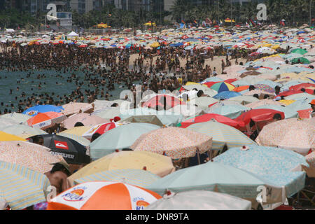 Arpoador e Ipanema, a Rio de Janeiro in Brasile. 4 gennaio, 2014. Migliaia di lucertole da mare riempire Arpoador e spiagge di Ipanema su un caldo giorno d'estate. Un ondata di calore è impressionante Rio questa settimana, rendendo le temperature si elevano al di sopra dei 40°C. Rio de Janeiro, Brasile. Credito: Maria Adelaide Silva/Alamy Live News Foto Stock