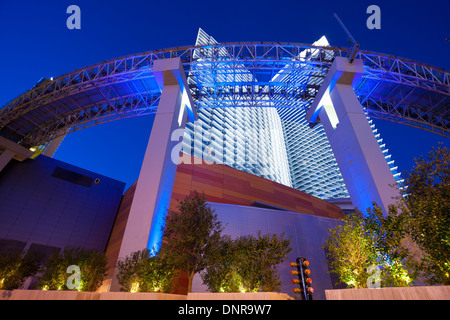 Tempo di notte / sera colpo di tram / monorotaia collega l'Aria Hotel & Casino di Las Vegas con i cristalli shopping mall Foto Stock