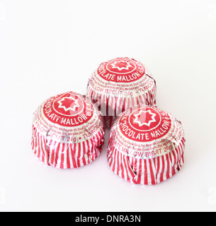 Tunnock il cioccolato al latte torte tè su sfondo bianco Foto Stock