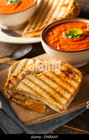 Formaggio alla griglia panino con crema di pomodoro zuppa di basilico Foto Stock