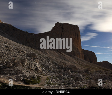 Chiaro di Luna e nuvole in movimento sul Catinaccio mountain range. Le Dolomiti della Val di Fassa. Alpi italiane. Foto Stock