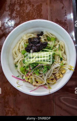 Ciotola di tagliatelle con fagioli di soia incollare in Pechino, Cina Foto Stock