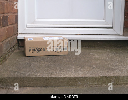 Amazon Home La consegna di pacchi su una porta, REGNO UNITO Foto Stock