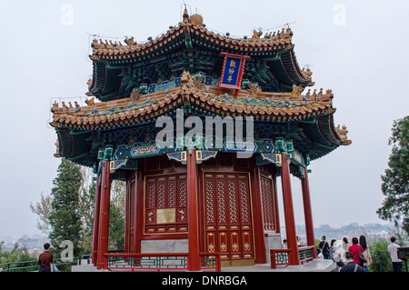 Il Guanmiao Pavilion nel Parco Jingshan in Pechino, Cina Foto Stock